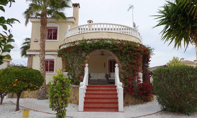 Monforte del Cid Villa | 5 bedroom villa with private pool, large garden, TV, Wifi,