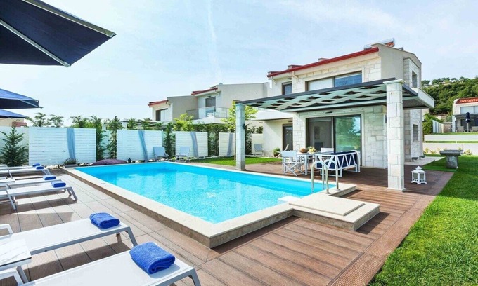 Pefkochori Villa | 5-Bedroom Villa w/Pool & Garden – Near Beach