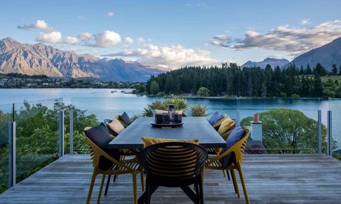 Queenstown House | 5 bedroom with views + spa + walk to town