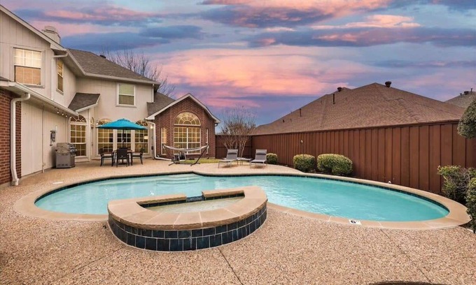 Plano House | 5 Bedrooms, Backyard Oasis - Groups Welcome!