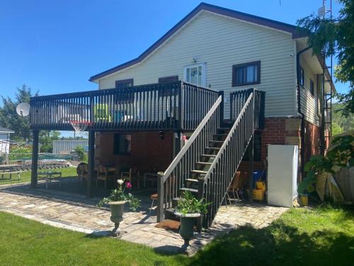 Roseneath House | 5 Bedrooms Cottage at Rice Lake!