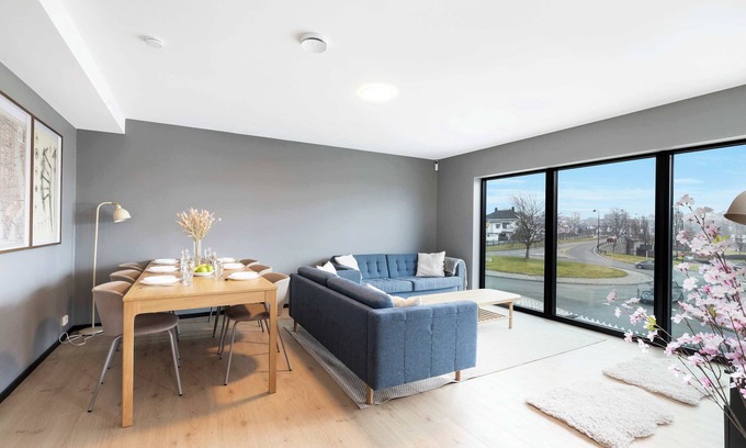 Lund Apartment | 5 Bedrooms I Jacuzzi & El-Parking - Brand new!