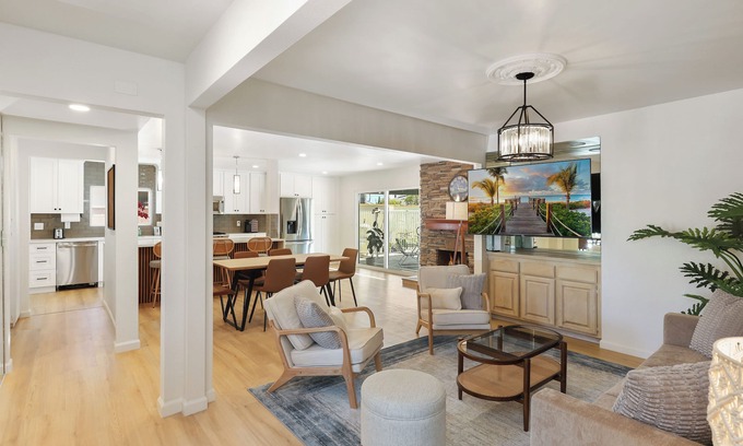 Buena Park House | 5 Bedrooms Remodeled Home Near Knott’s and Disneyland with Pool