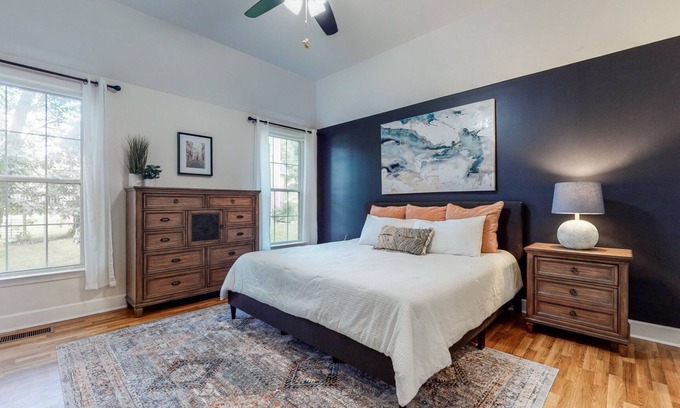 Smyrna House | 5 beds | 3 baths | Prime Location