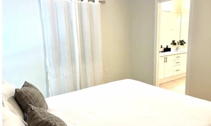 Wasaga Beach House | 5 Beds Luxury Retreat at Wasaga Beach