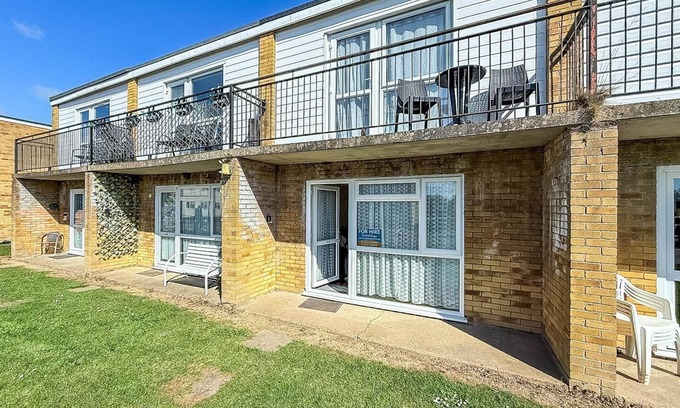 Great Yarmouth Ski Chalet | 5 berth chalet to hire in Hemsby near Hemsby beach ref 18117B