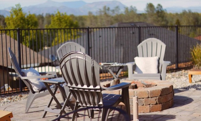 Redding House | 5 BR Hot Tub Walk to Bethel