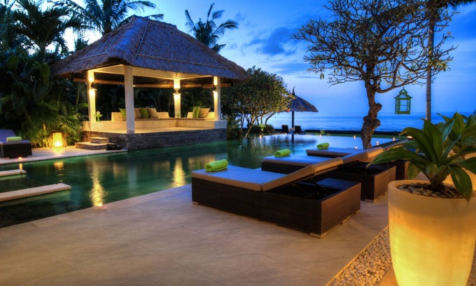 Dencarik Villa | 5 BR Luxurious Beachfront Villa - Large Swimming Pool & Staff - Lovina Beach