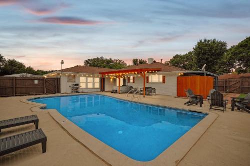 DeSoto House | 5-BR Relaxing Retreat with Pool Hot tub Fire Pit