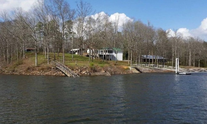 Trimble House | 5 BR Retreat on Beautiful Smith Lake & Close to I-65