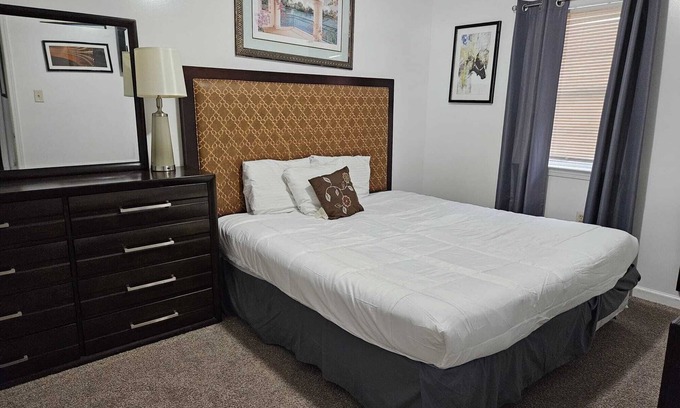 Raleigh House | 5 BR Secluded Compound-Abundant Parking-Minutes from Downtown & Airport.