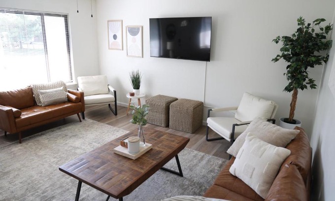 Berea House | 5-BR Serene Retreat Near CLE* Dogs welcome!