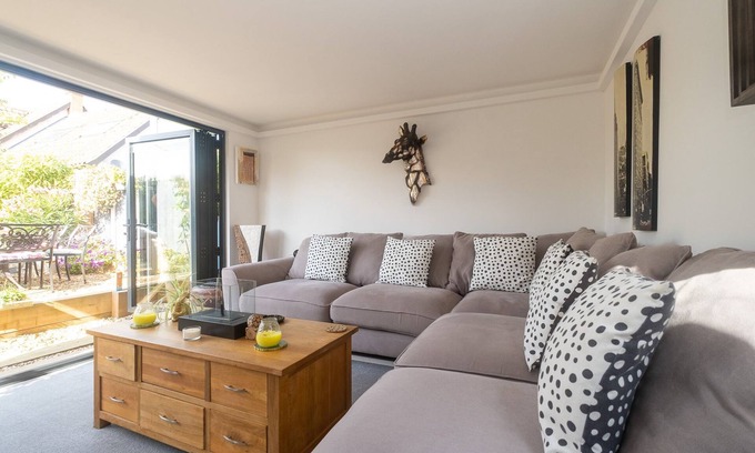 Knodishall Cottage | 5 Burrells Cottages - sleeps 4 guests in 2 bedrooms