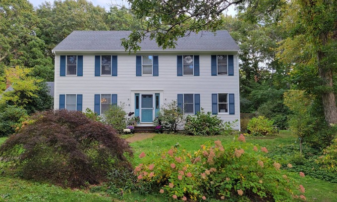 Sandwich House | 5 Cardinal Rd - Spacious 4BR Retreat: Hot Tub, Firepit, Pet-Friendly, Sleeps 10