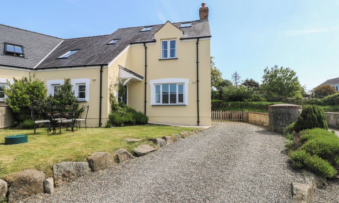 Haverfordwest House | 5 CART-TWS BACH, pet friendly, with open fire in St Davids