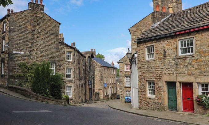 Lancaster House | 5 CASTLE HILL, family friendly, with a garden in Lancaster