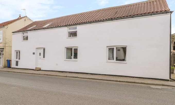 Bempton Cottage | 5 CLIFF LANE, pet friendly, character holiday cottage in Bempton