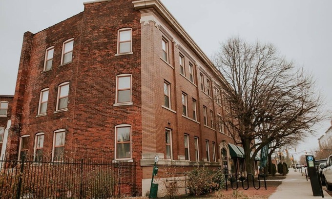 Lockerbie Square Apartment | 5 Combined Apartments Near Lucas Oil Stadiom