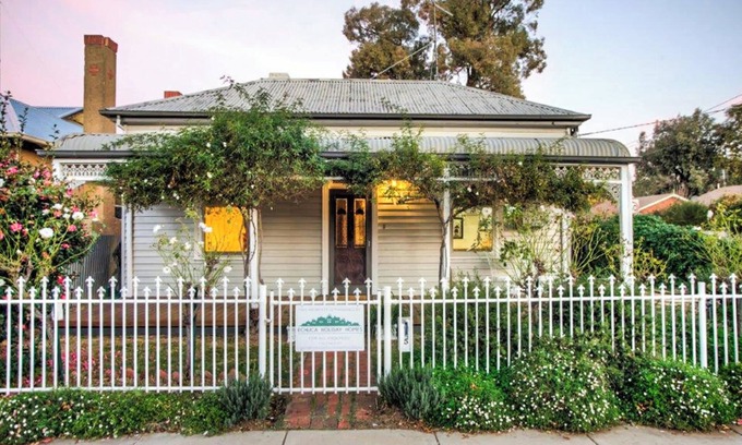 Echuca House | 5 Connelly - Echuca Holiday Homes