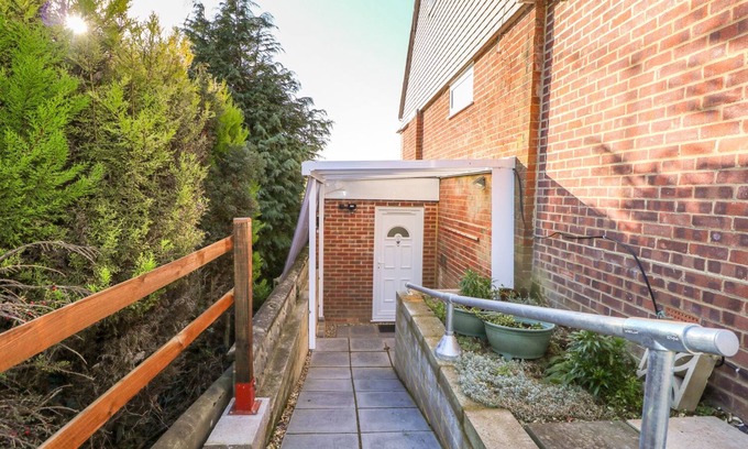 Lancing Cottage | 5 FIRLE ROAD ANNEXE, with a garden in Lancing