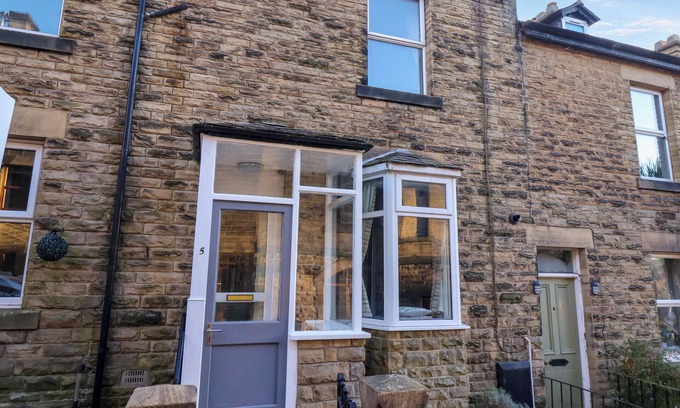 Pateley Bridge Cottage | 5 HAMILTON TERRACE, pet friendly, with open fire in Pateley Bridge