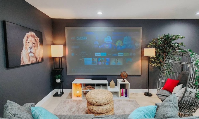 Center City Apartment | 5 King Beds/2 Free Driveway Parking/Pool Table