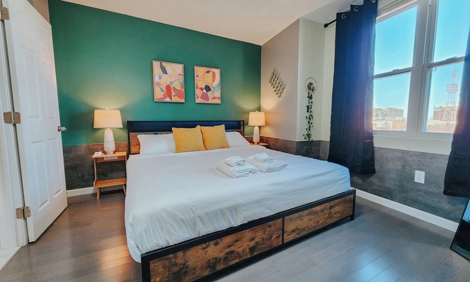 Poplar Apartment | 5 King Beds/5 En-Suite Bathrooms/Ping-Pong