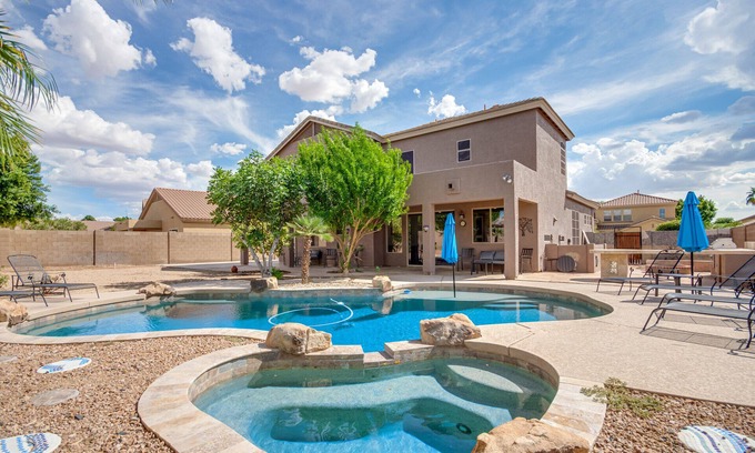 Augusta Ranch House | 5 King beds! Large home, sleeps 18 in beds! Outdoor pool and firepit!
