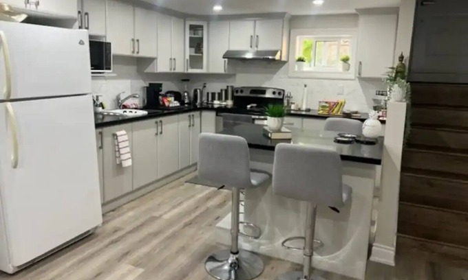 Malton House | 5 Km to Toronto Pearson Airport , Sleeps 4-6