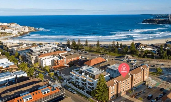 North Bondi Apartment | 5* Location ~ 200m to the Sand ~ Stylish & Bright