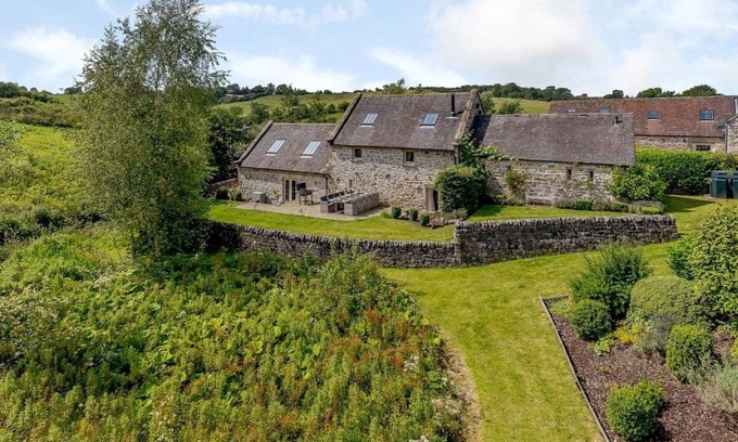 Bradbourne House | 5* LUXURY, AWARD WINNING, WATERSIDE BARN, DERBYSHIRE, SLEEPS 8-10 PERSONS+1 DOG