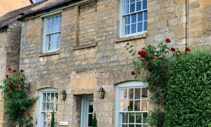 Willersey Cottage | 5* LUXURY Spacious Cottage, Garden. Pubs, Duck Pond. 5 Beds,3 Baths. Nr Broadway