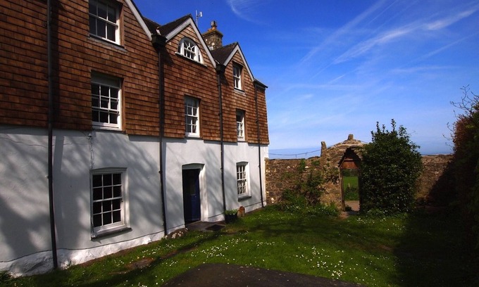 Newport House | 5 * Magnificent C18th Rectory sleeps 21 with Huge Garden, Games room and Hot Tub