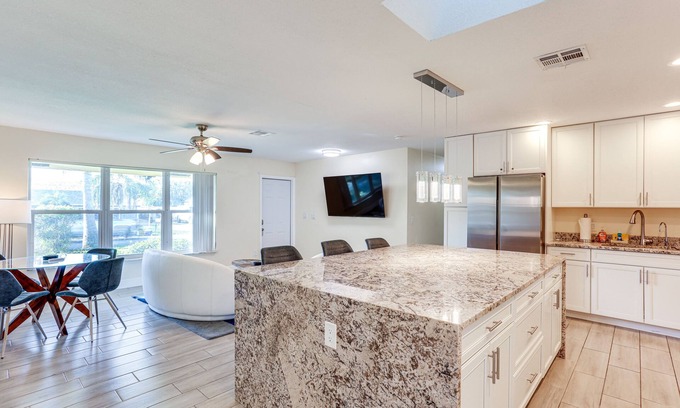 Boynton Beach Cottage | 5 Mi to Beaches: Hot Tub Haven in Lake Worth