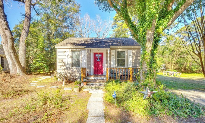Mossy Oaks Cottage | 5 Mi to Downtown Beaufort: Pet-Friendly Cottage!