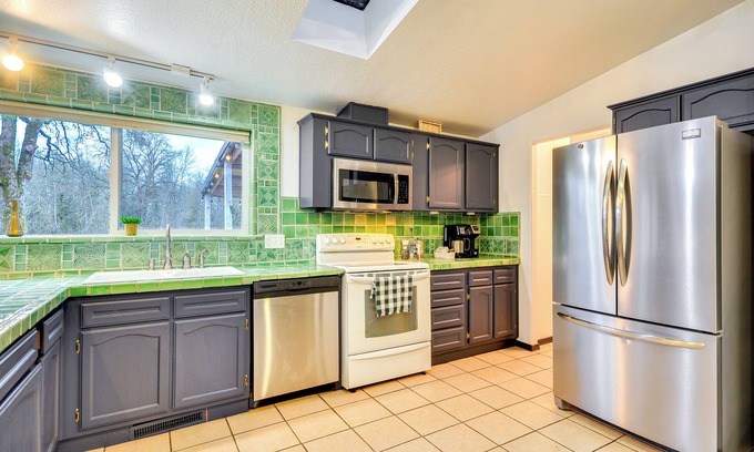 Cornelius Cottage | 5 Mi to Forest Grove: Historic Farmland Escape