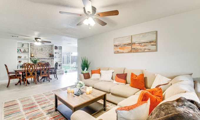 Lawton House | 5 Mi to Museum of the Great Plains: Home w/Patio