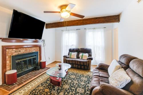 Lake Ridge House | 5 Mi to Potomac Mills Cozy Family Home with Deck!