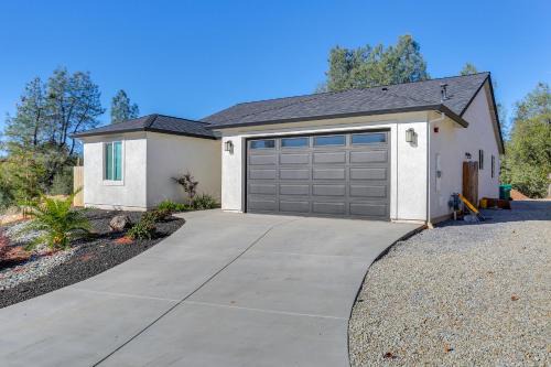 Shasta Lake House | 5 Mi to Shasta Lake Newly Built Home with Backyard!
