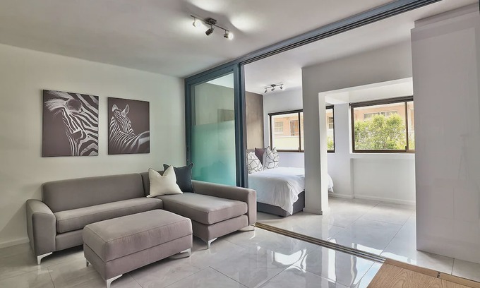 Three Anchor Bay Apartment | 5 Middlehof Three Anchor Bay