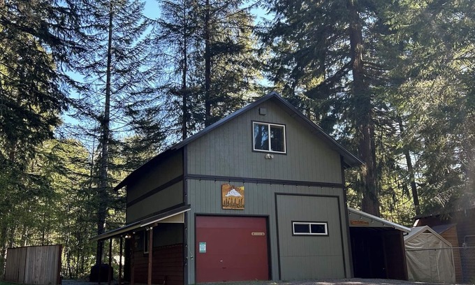 Ashford Apartment | 5 miles to Mt. Rainier Nisqually entrance