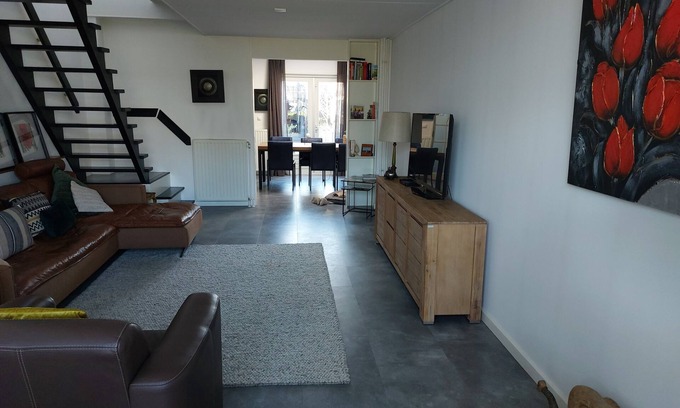 Den Helder House | 5 min. dike + Ferry Texel/10 min. beach. Canal house with shed four bicycles