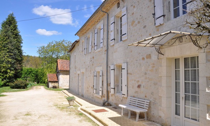 Saint-Crepin-de-Richemont House | 5 minutes from Brantôme, large renovated farmhouse with large shady park.