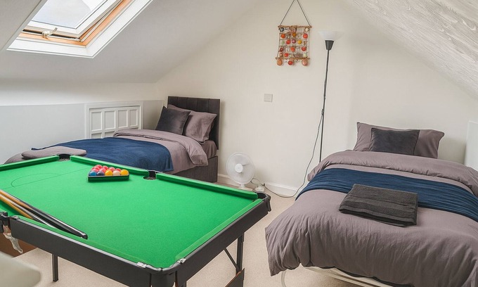 Castle House | 5 min from City Centre w/Fast Wifi, Parking, Sea View & More! | 5 BR House