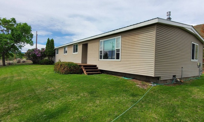 Custer County House | 5 min from town, clean, comfortable, and quiet.