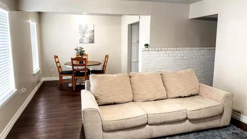Central City Apartment | 5 Min to Beach & Downtown - Sleeps 5, Budget Stay