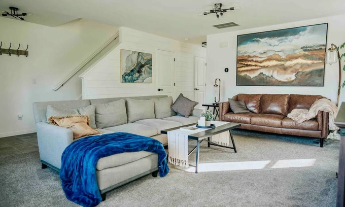 Farmington House | 5 Min to Lagoon & Family Fun! Walkable Neighborhood w/Trails, Fenced Yard, BBQ,