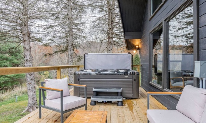 Windham Cabin | 5 Min to Skiing | Hot Tub | Fire Pit | Pool Table