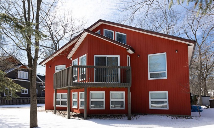 Wasaga Beach House | 5 MIN WALK TO BEACH, SPACIOUS, CLEAN SLEEPS UP TO 4-6