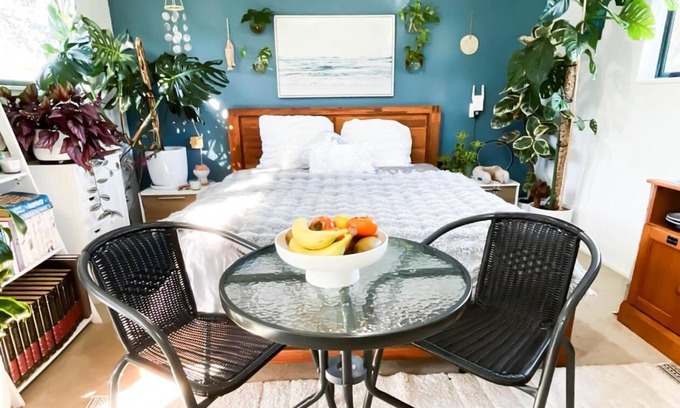 Tirohanga Apartment | 5 min walk to beach. nBed & Breakfast in Self Contained Studio with Outdoor Bath